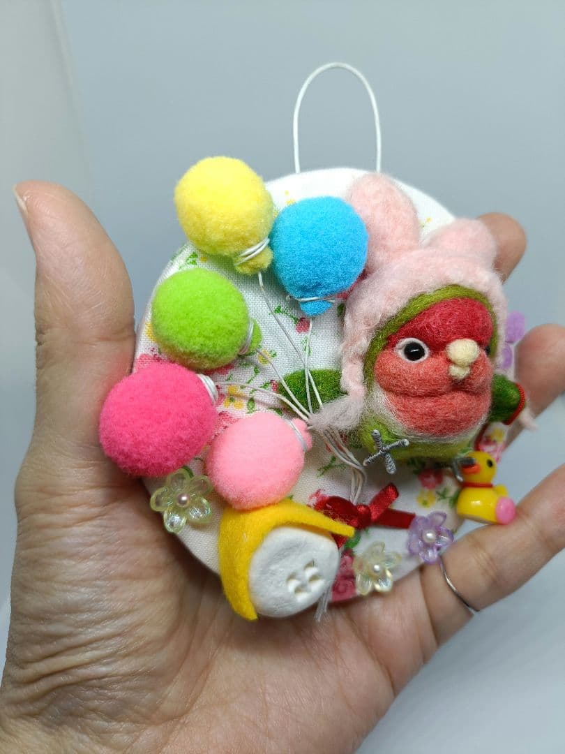 羊毛フェルト うさぎになったコザクラインコちゃん 春のカラフル壁飾り