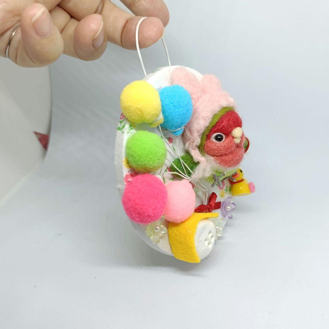羊毛フェルト うさぎになったコザクラインコちゃん 春のカラフル壁飾り