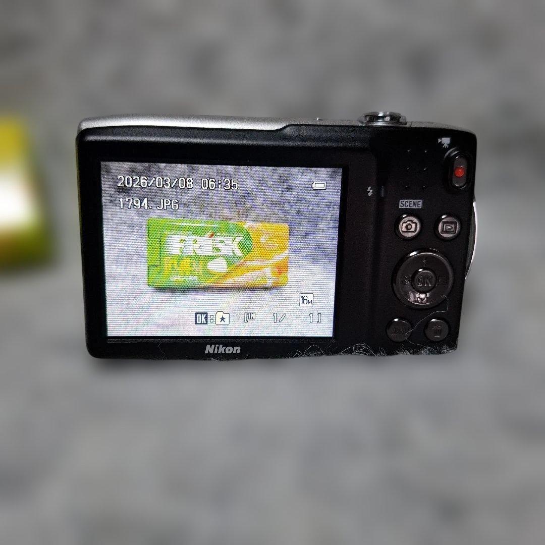 充電器付　Nikon COOLPIX シルバー デジタルカメラ