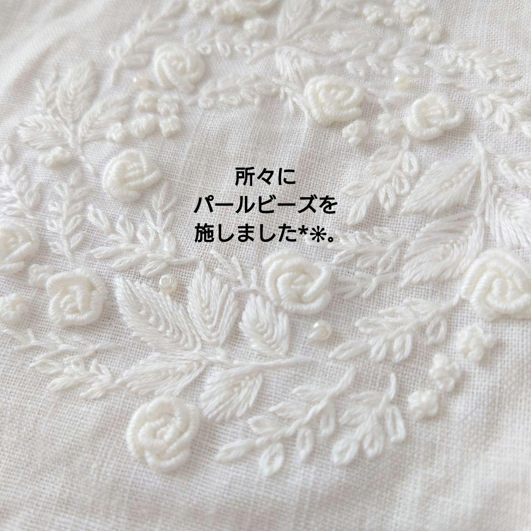 手刺繍入り　リネンクロス/リネンハンカチ【白糸刺繍ローズ】