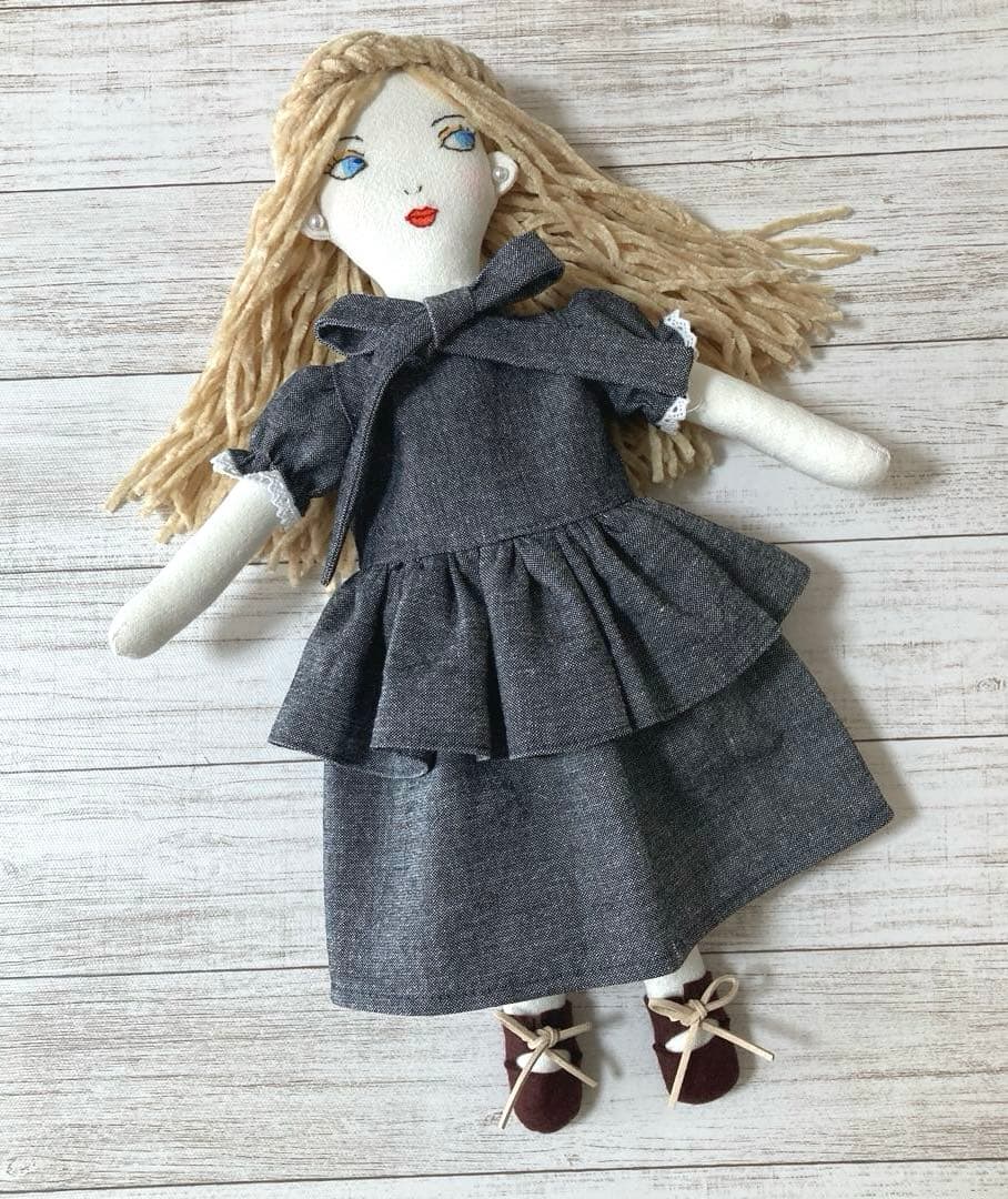 ハンドメイド着せ替え人形　淡いべージュヘアさん