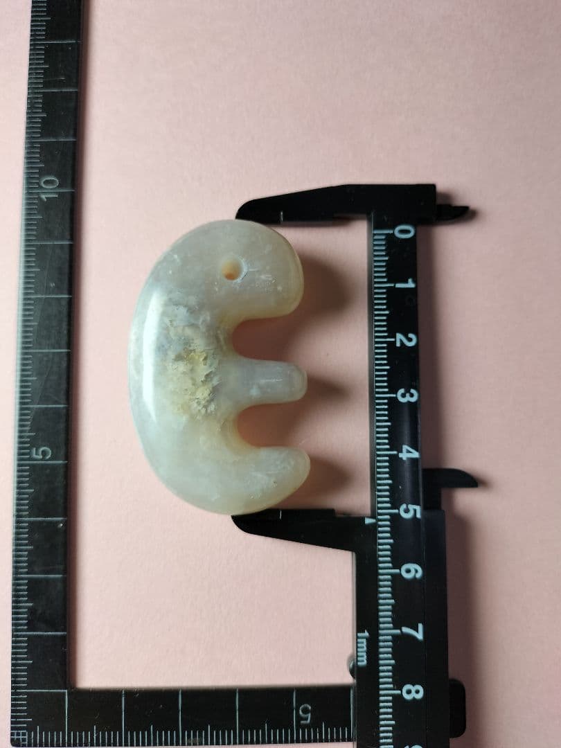 天然石 津軽錦石 の 獣型勾玉(まがたま)です。1点物