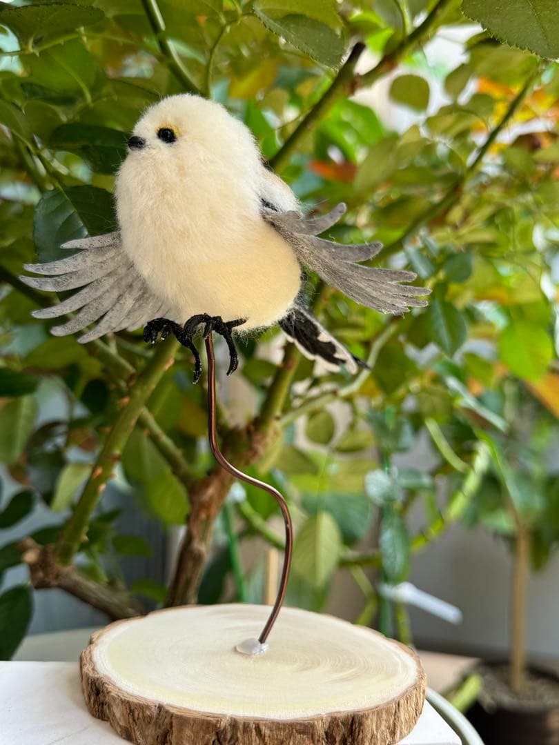 飛び立つシマエナガ　羊毛フェルト