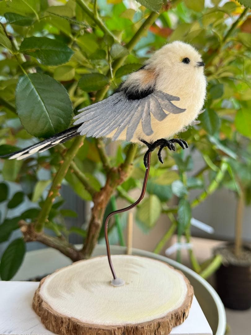 飛び立つシマエナガ　羊毛フェルト