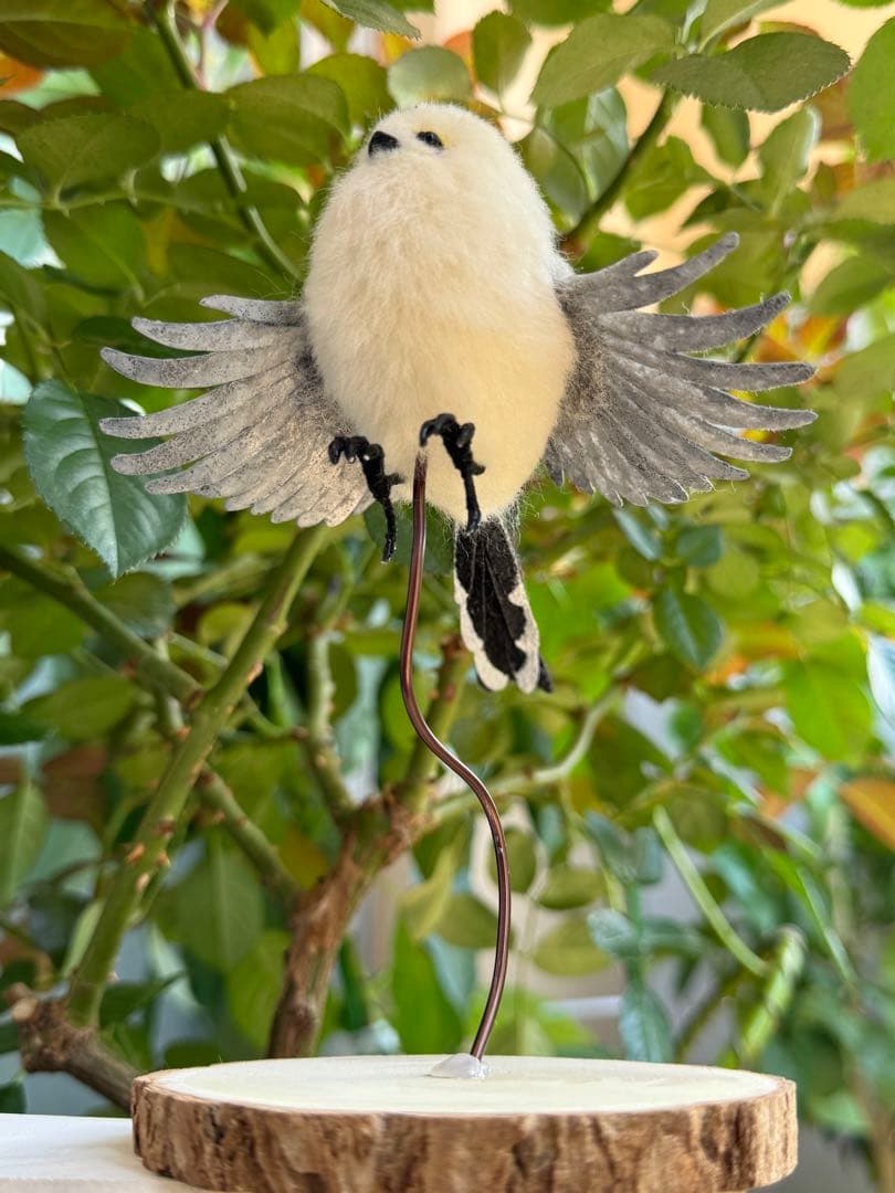 飛び立つシマエナガ　羊毛フェルト