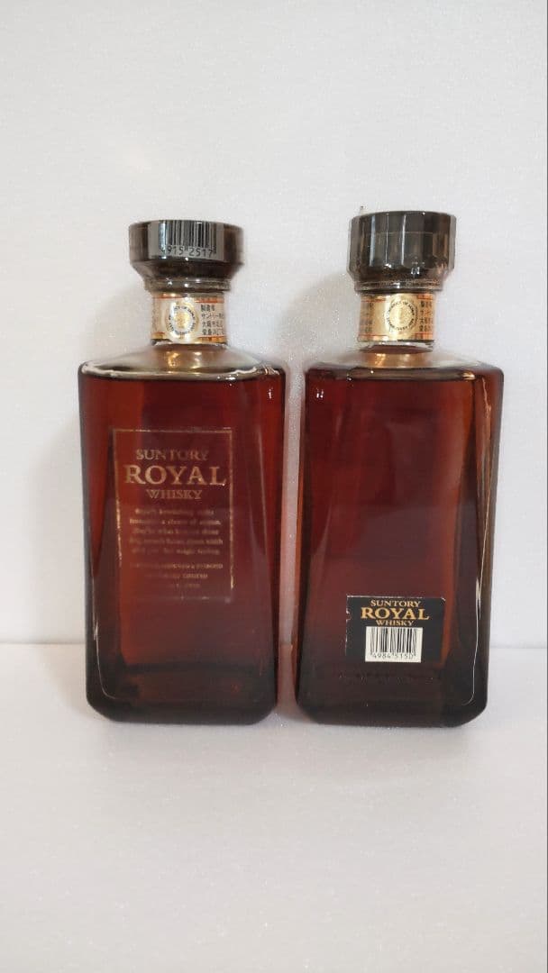 サントリー　ローヤル　スリムボトル　２本セット（700ml、660ml）