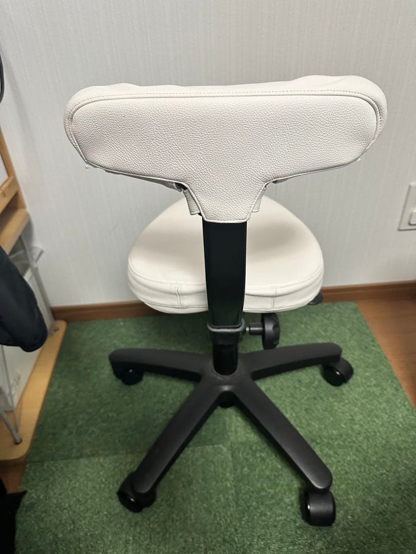 【アーユルチェア】姿勢矯正用ホワイトチェア　難あり